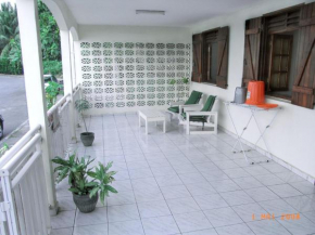 Maison vue mer à Petit-Bourg avec terrasse accueillante.